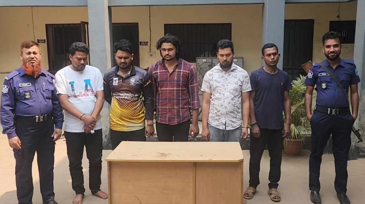 পুলিশের গাড়ি নিয়ে ডাকাতি, দুই বাহিনীর সাবেক ও বর্তমানসহ গ্রেপ্তার পাঁচ